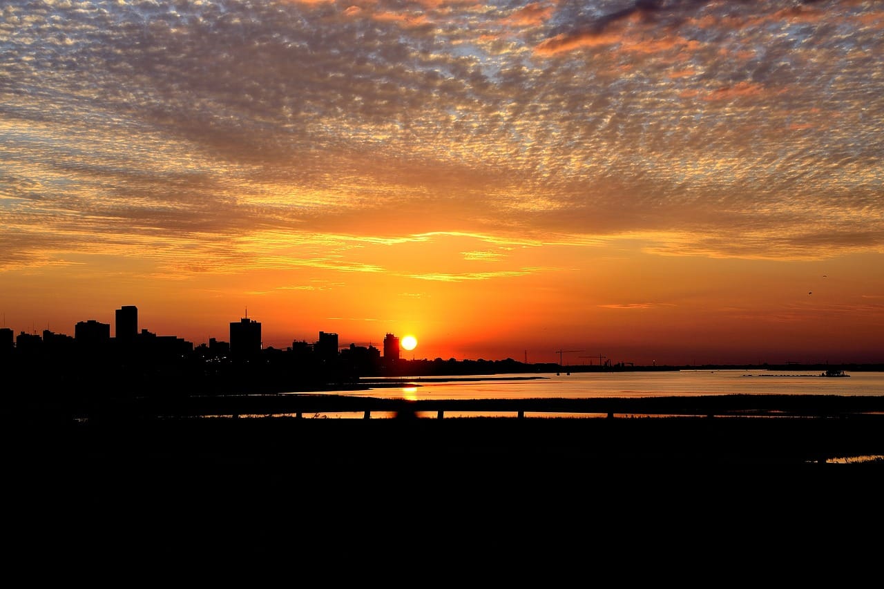 Piękno tajskich plaż: Przewodnik po ukrytych i popularnych kąpieliskach.