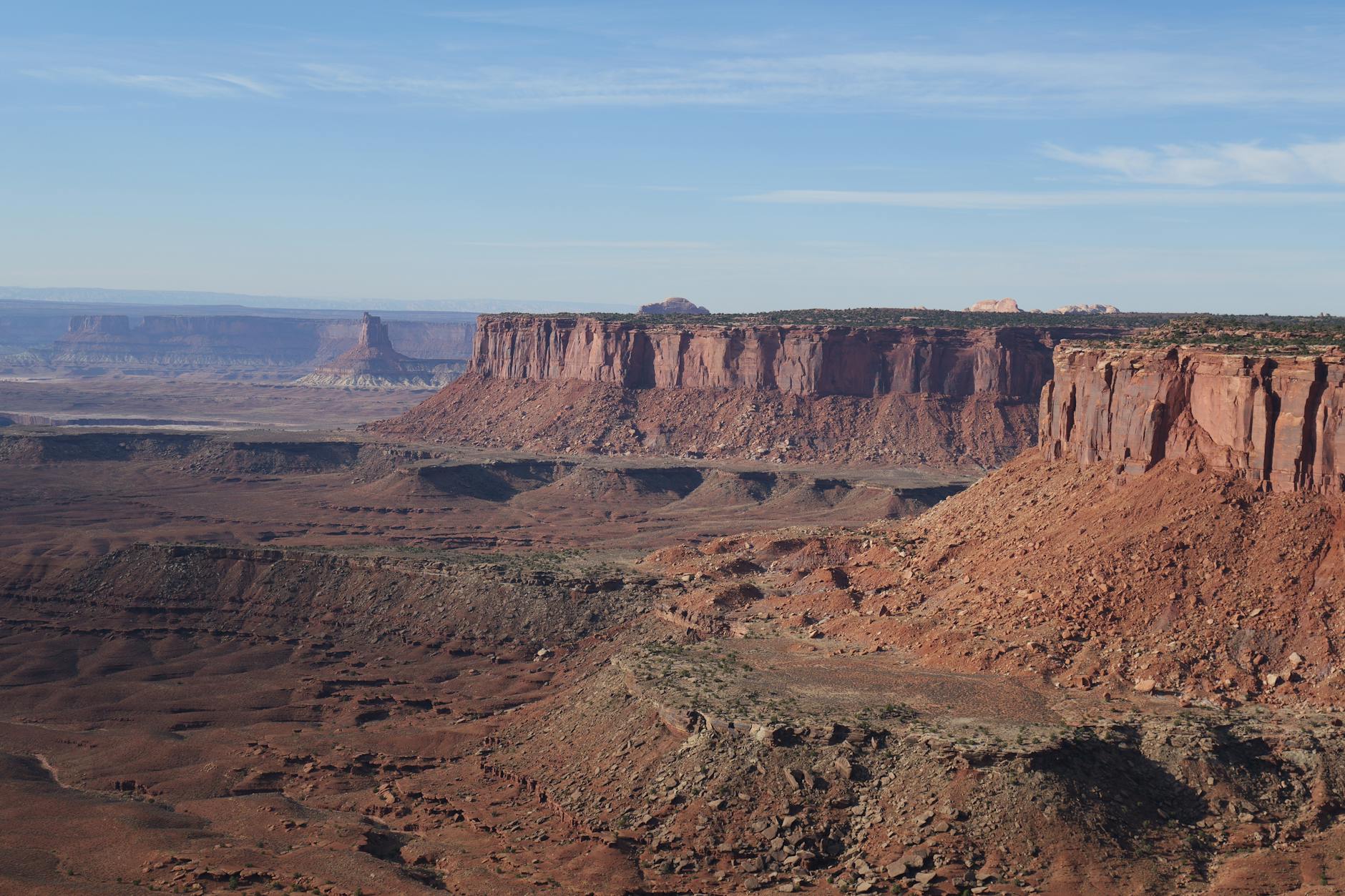 Czerwone skały Canyonlands National Park w pełnym słońcu