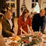 Kameralne przyjęcie w domu przy odświętnie nakrytym stole