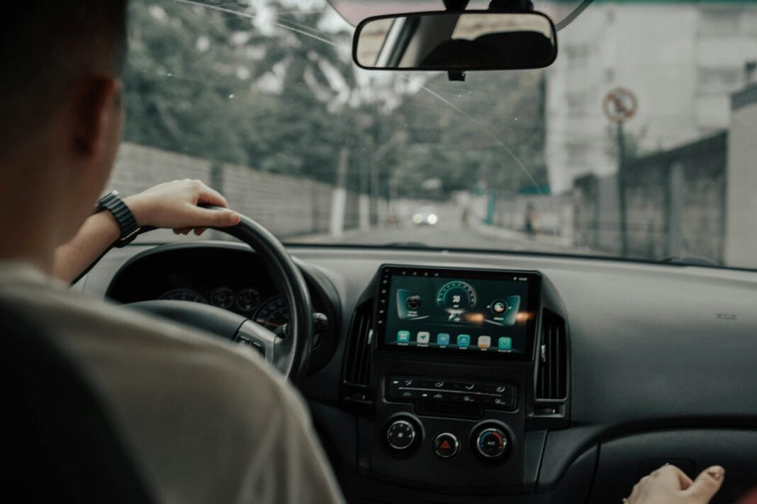 Kierowca prowadzi samochód po ulicach Espírito Santo w Brazylii