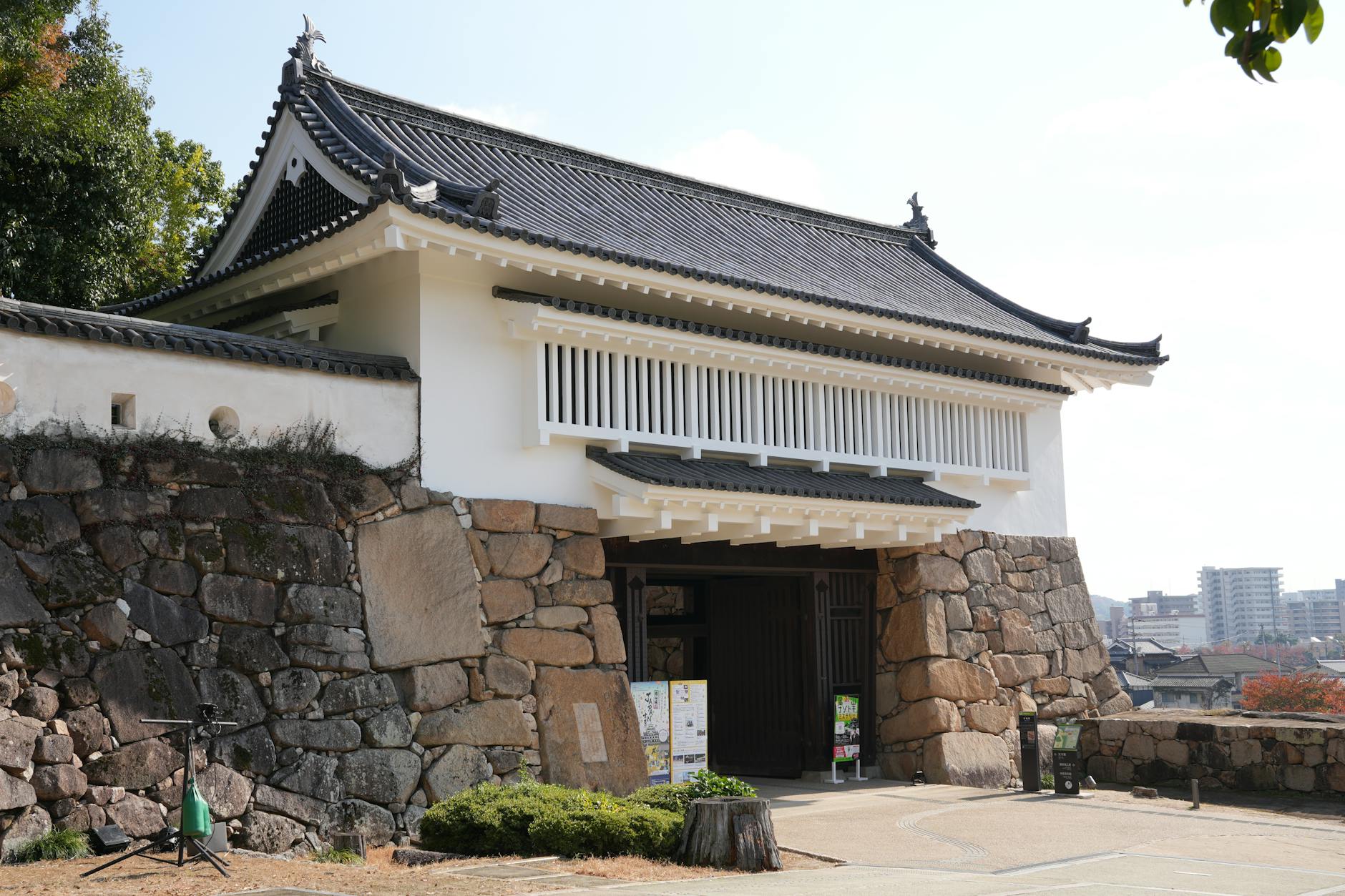 Krajobraz japońskiego miasta Okayama z tradycyjną zabudową