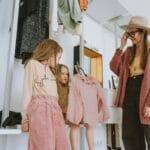 Mama z córkami wybiera ubrania w przytulnym domu