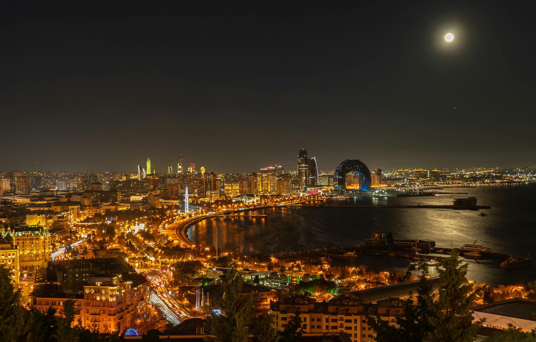 Nocna panorama Baku z oświetloną linią brzegową Morza Kaspijskiego