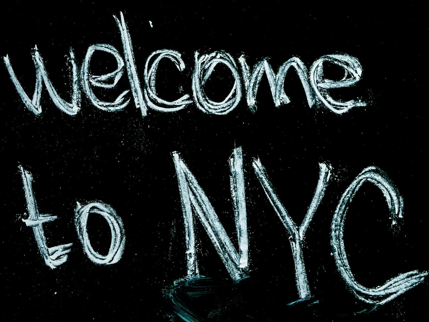 Tablica kredowa z napisem Welcome to NYC zrobiona z bliska
