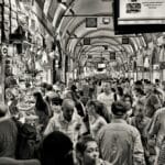 Tłum w kolorowych alejkach Wielkiego Bazaru w Stambule