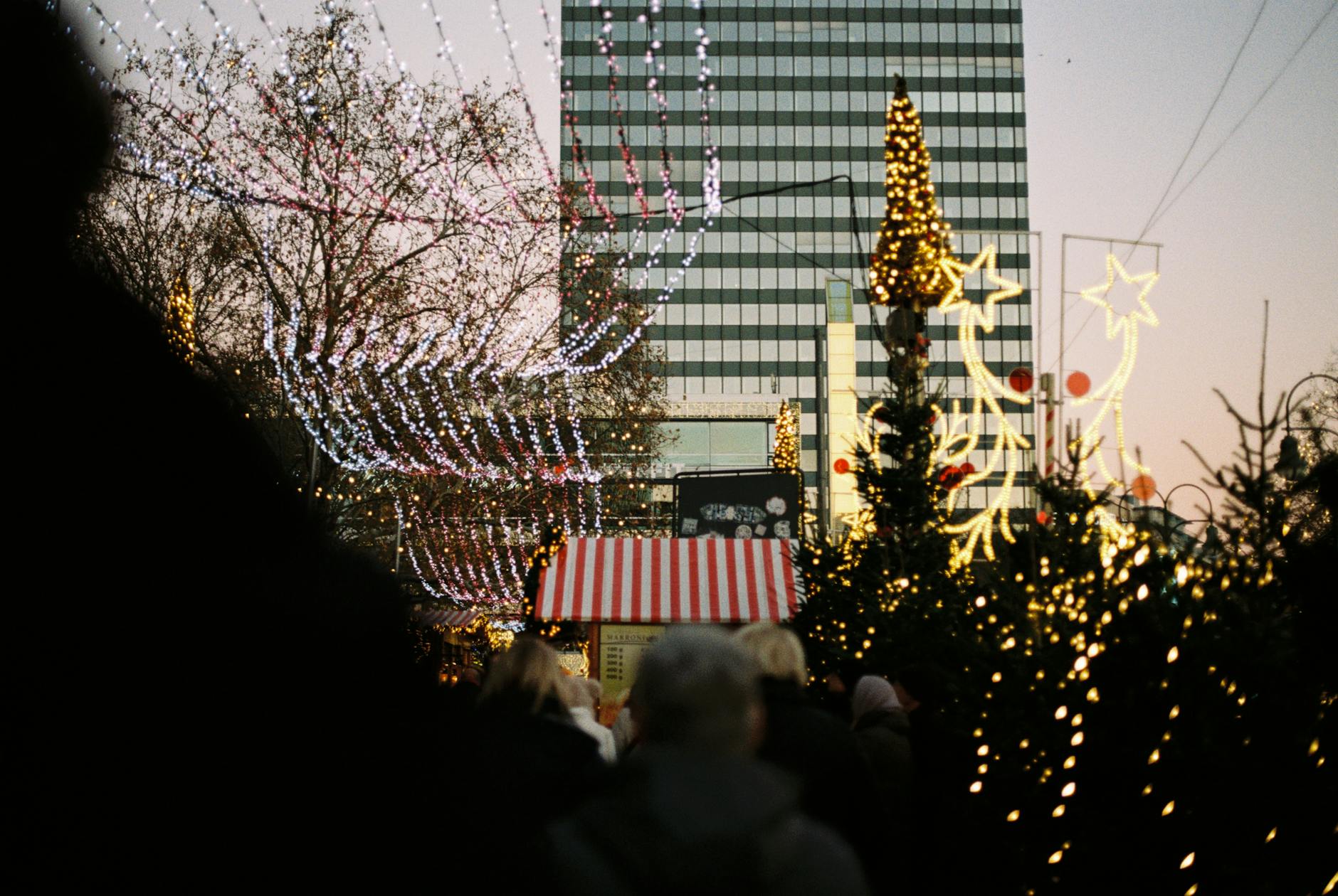 Wieczorny jarmark bożonarodzeniowy w Berlinie pełen świateł i dekoracji