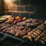 Kolumbijskie asado z grillowanym mięsem i warzywami w regionie Huila