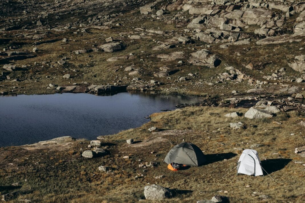 Namiot nad spokojnym jeziorem w górzystym krajobrazie Vestland w Norwegii Namiot nad spokojnym jeziorem w górzystym krajobrazie Vestland w Norwegii
