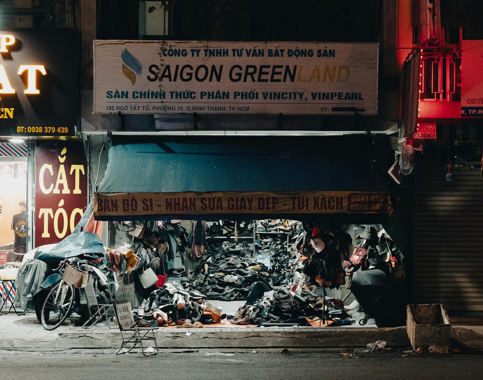 Nocny targ w Ho Chi Minh City z kolorowymi straganami i tłumem ludzi