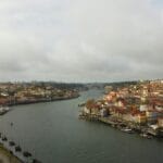 Porto – najpiękniejsze punkty widokowe i ukryte zakątki miasta nad Duero Panorama Porto z lotu ptaka z rzeką Duero i historyczną zabudową