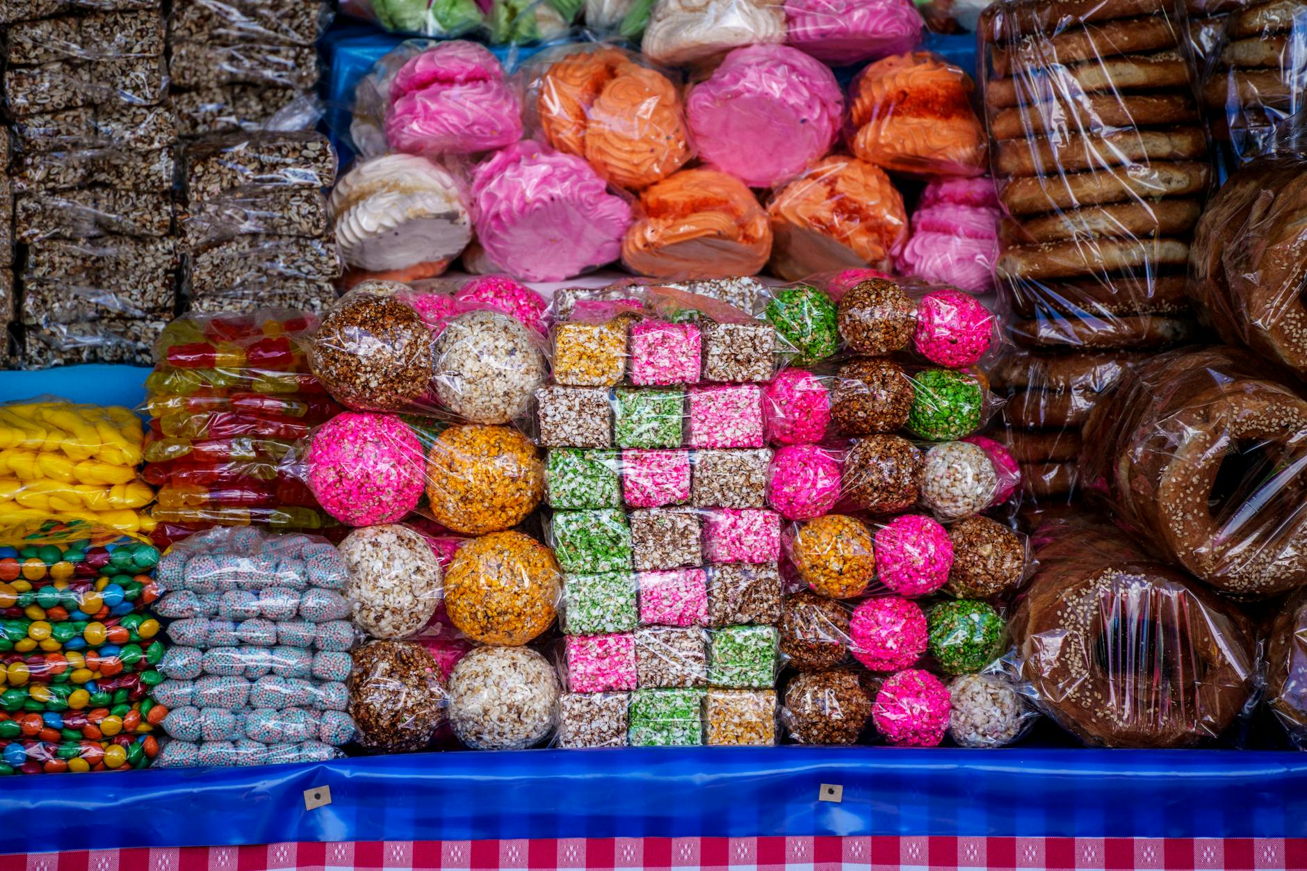 Tradycyjne kolorowe słodycze na gwatemalskim straganie targowym