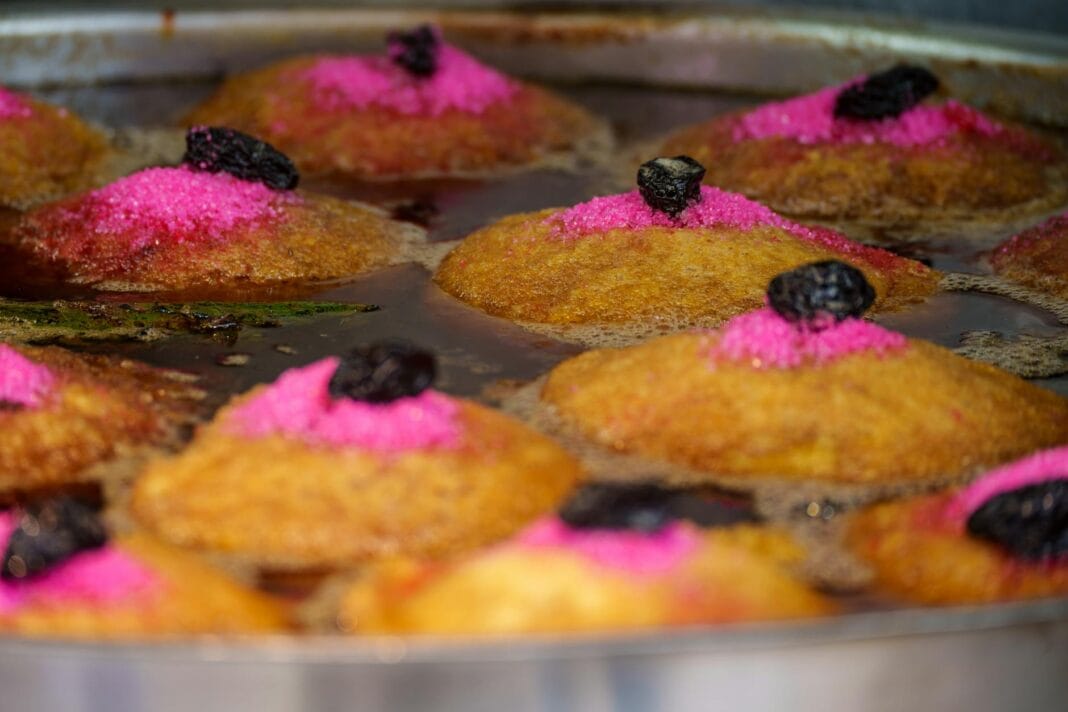 Tradycyjny gwatemalski deser chilacayote smażony z różowym cukrem i śliwkami Tradycyjny gwatemalski deser chilacayote smażony z różowym cukrem i śliwkami