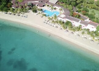 Najlepsze hotele przy plaży w Bayahibe i co sprawdzić przed rezerwacją Widok z lotu ptaka na nadmorski resort z turkusowym morzem i palmami