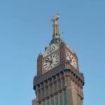 Jeddah czy Rijad: które miasto wybrać na pierwszy raz w Arabii Saudyjskiej Wieża zegarowa Abraj Al Bait w Mekce na tle błękitnego nieba