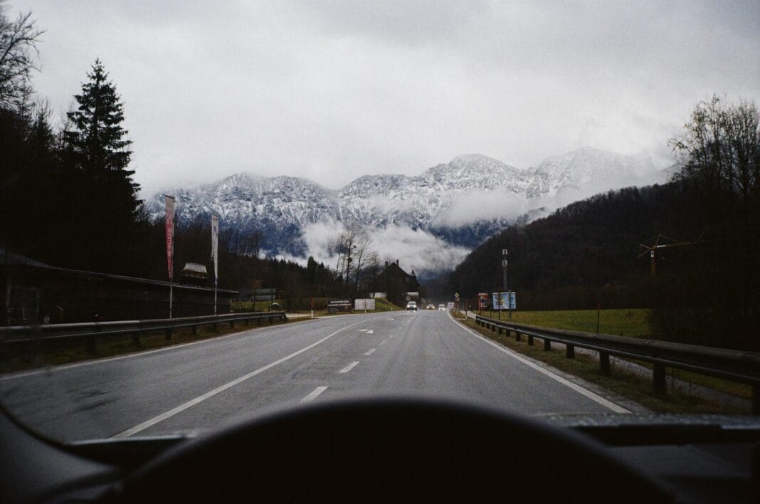 Zimowa droga wśród gór na trasie Icefields Parkway w Kanadzie