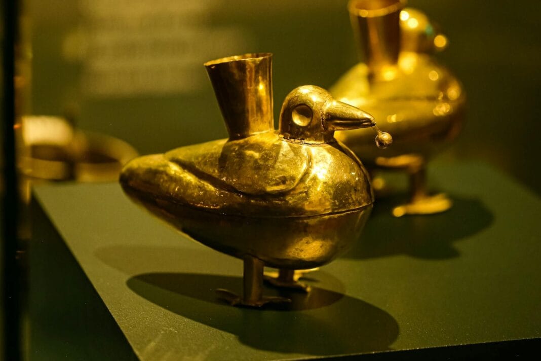 Złote ptasie artefakty prekolumbijskie w gablocie muzeum w Bogocie