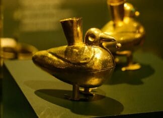 Złote ptasie artefakty prekolumbijskie w gablocie muzeum w Bogocie
