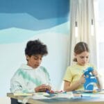 Jak zorganizować warsztaty edukacyjne dla dzieci w Trójmieście: praktyczny przewodnik dla rodziców i szkół Dzieci podczas kreatywnych warsztatów plastycznych z kolorowym papierem