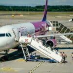 Mediolan z lotniska: jak dojechać do centrum i co zrobić przy długiej przesiadce Pasażerowie wsiadają do samolotu na lotnisku Mediolan Malpensa