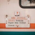 Tydzień w Turcji bez auta: gotowy plan z dojazdami, noclegami i czasem na slow travel Tablica z trasą pociągu Doğu Ekspresi przez Turcję