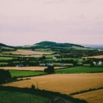 Sligo i Yeats Country: spokojna Irlandia poza szlakiem Zielone pagórki i wiejskie domy w spokojnym krajobrazie hrabstwa Sligo