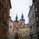 Kutná Hora: kościół z kości, stare miasto i plan na pół dnia Panorama wież kościelnych w praskiej starówce wśród kamienic