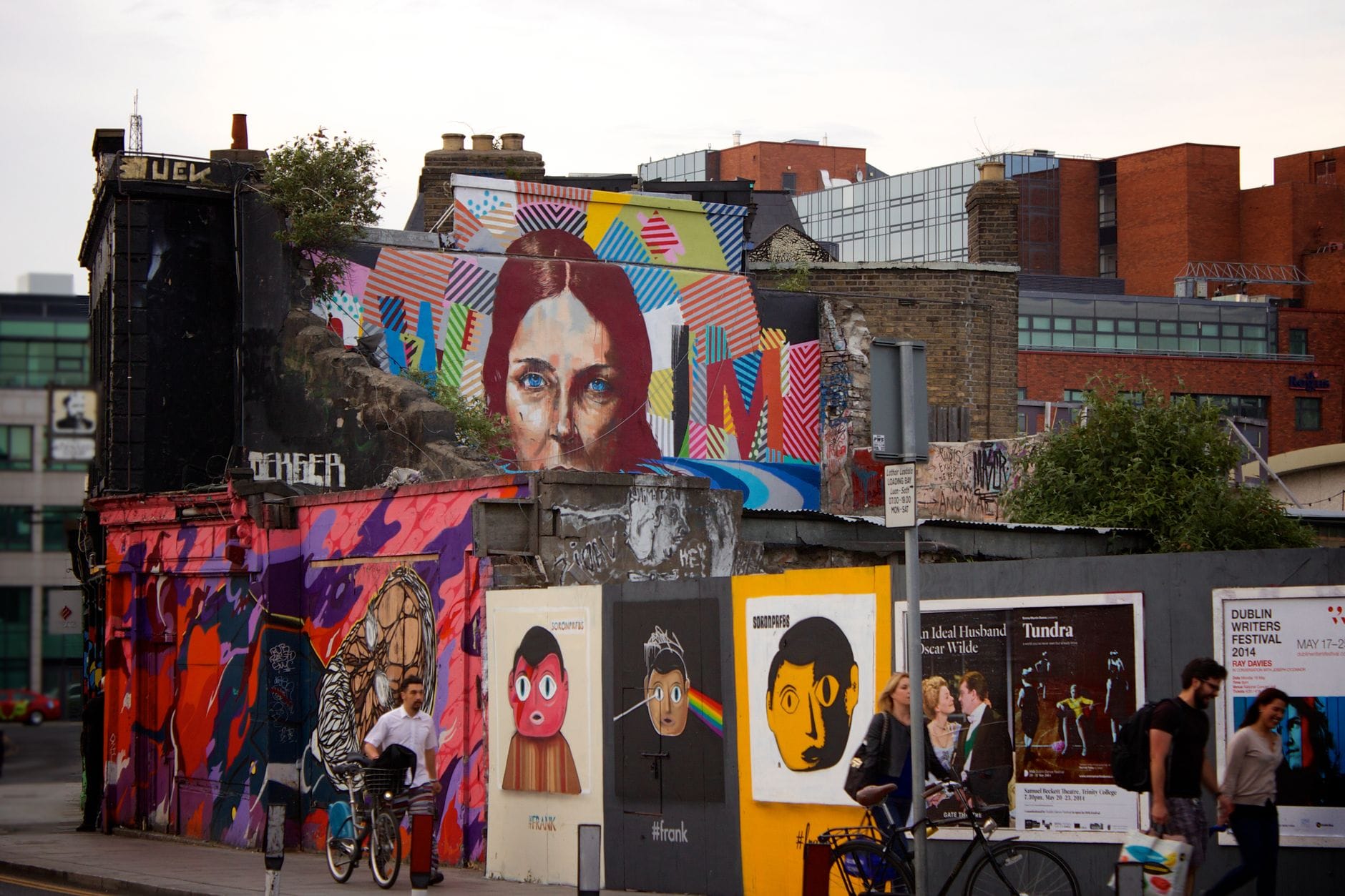 Kolorowe murale na miejskiej ulicy w Dublinie, artystyczne graffiti