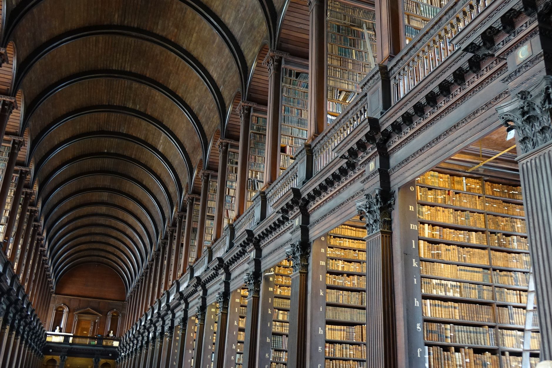 Zabytkowa Long Room w Trinity College Dublin z rzędami drewnianych regałów
