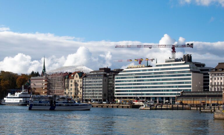Panorama portu w Helsinkach z łodziami i zabudową nabrzeża
